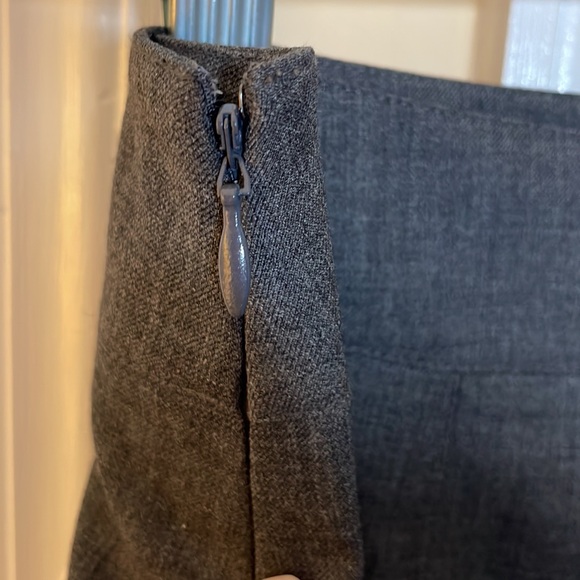 Ann Taylor gray wool fully lined skirt – size 10; beautiful back pleated detail - Picture 4 of 6